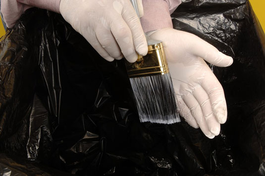 Beat the brush to remove residual paint thinner.