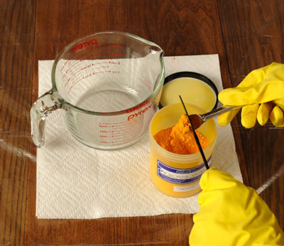 Carefully measure the desired amount of dye powder and place it in the Pyrex measuring cup.