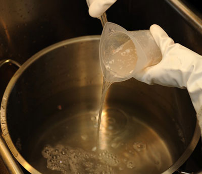 Add 1 tablespoon citric acid crystals to the pot. Stir well so that the crystals dissolve completely.