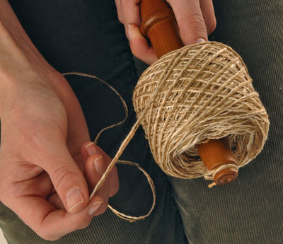 Wind a plying ball on a nøstepinde.