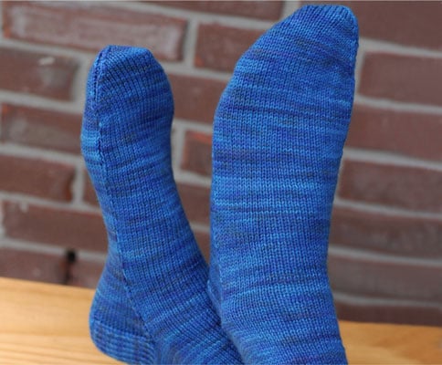 Easy men's sock knitting pattern on circular needles [for beginners]