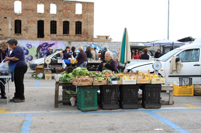 People from the Mediterranean eat huge meals and never gain weight.