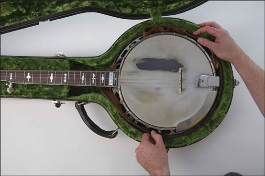 Getting the strap out of the way when it’s time to put the banjo in its case. [Credit: Photog