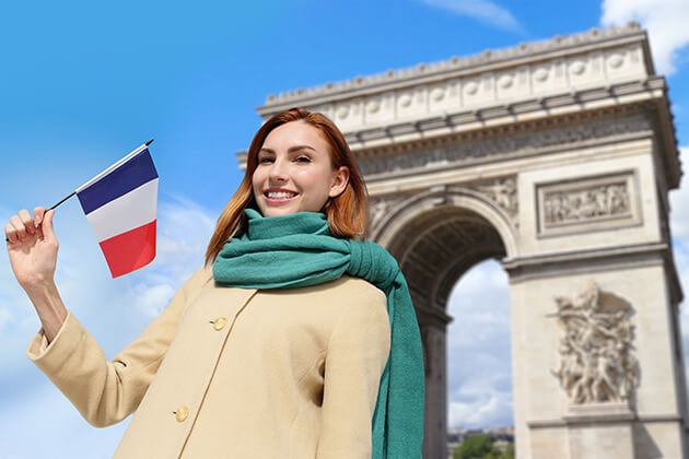 woman posing in front of the Arc de Triomphe