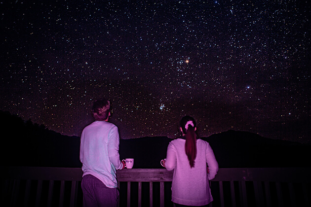 two people stargazing